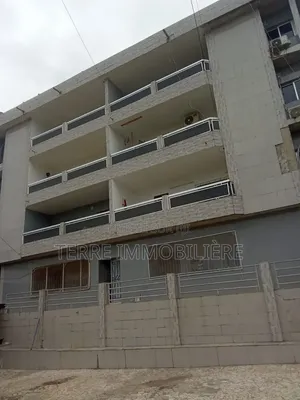 16chbre Blocs d'appartements dans La Terre Immobilière, Cocody à Vendre