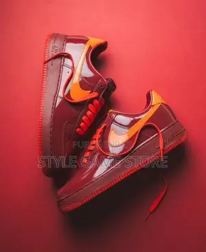 Nike Air Force 1 Low en Cuir Verni 
Pointure 40 at 45