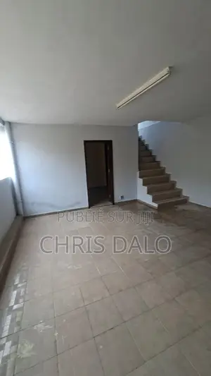 5chbre Villa dans Jeune Christ, Cocody à Louer