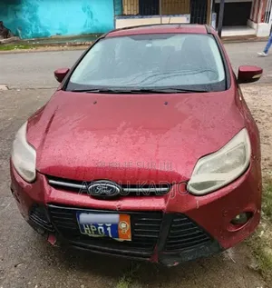 Ford Focus Titanium 4dr Hatchback (2.0L 4cyl 6AM) 2014 Rouge
