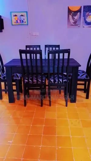 Table À Manger Et Fauteuil
