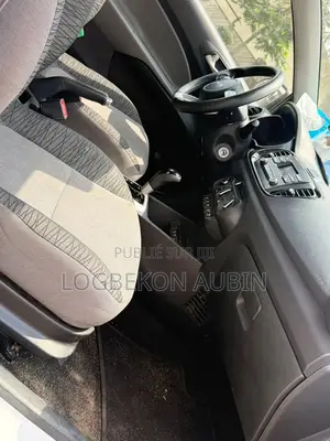 Kia Pegas 2022 Gris
