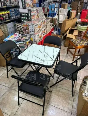 Belle Table À Manger Avec 4 Chaises Importé Disponible en Promotion