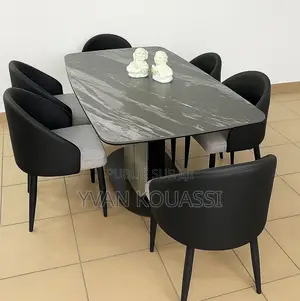 Belle Table À Manger Avec 6 Places Disponibles en Promotion