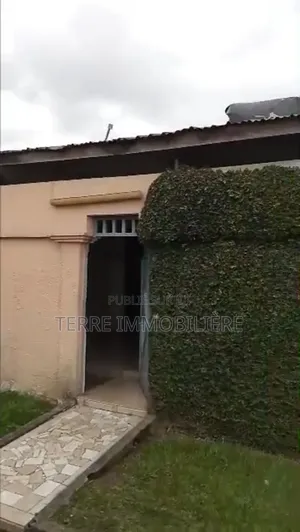 3chbre Villa dans La Terre Immobilière, Cocody à Vendre