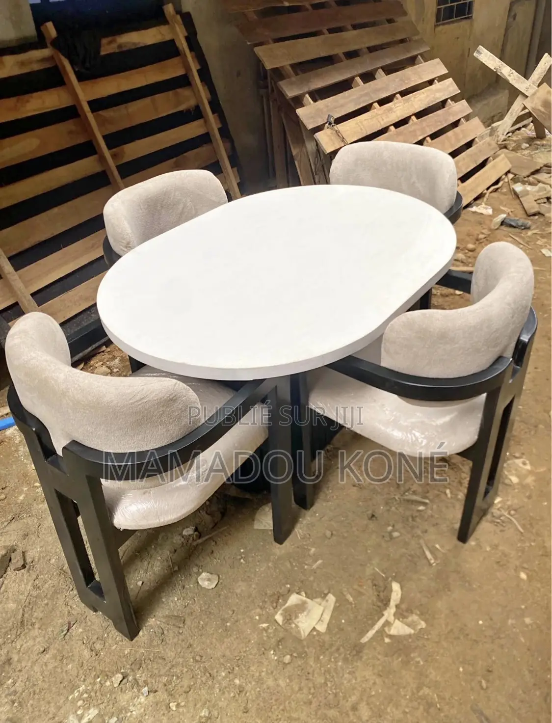 Table À Manger De Quatre Chaises