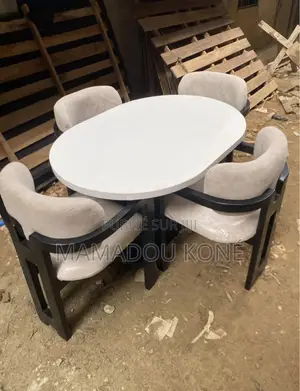 Table À Manger De Quatre Chaises