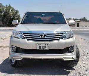 Nouveau Toyota Hilux 2025 Doré