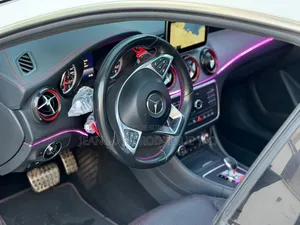 Nouveau Mercedes-Benz C300 2025 Blanc cassé