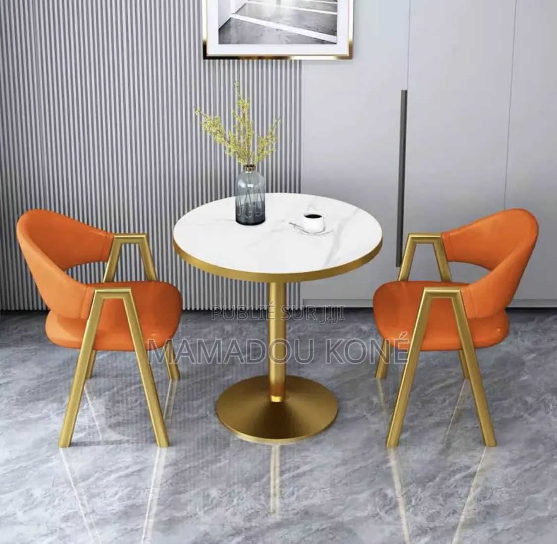Table À Manger Plus 2 Chaises Disponibles