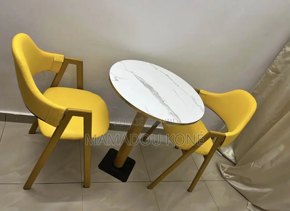 Table À Manger Plus 2 Chaises Disponibles
