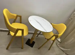 Table À Manger Plus 2 Chaises Disponibles