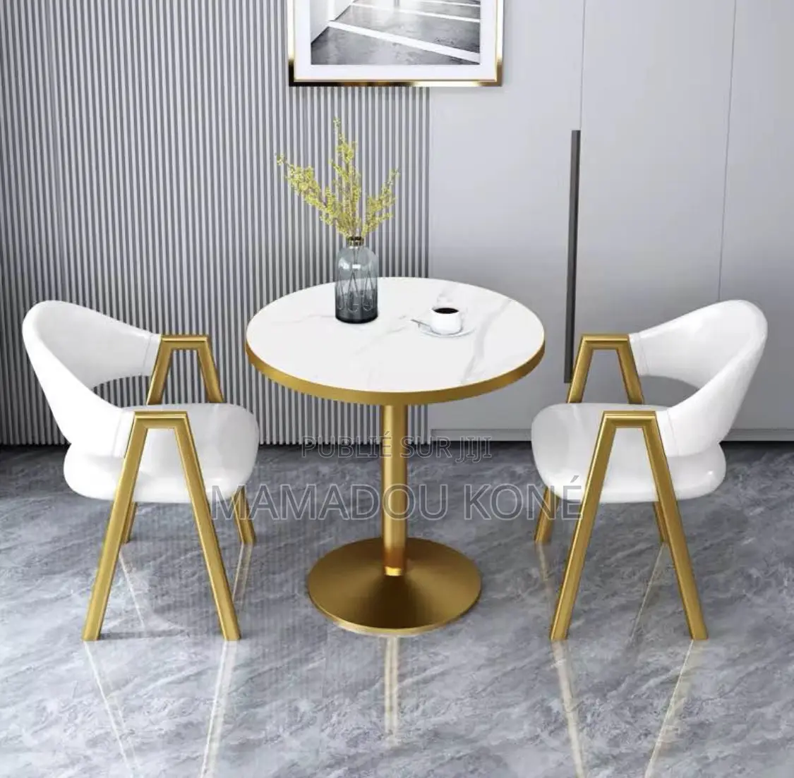 Table À Manger Plus 2 Chaises Disponibles