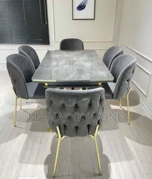 Table À Manger Plus 06 Chaises en Très Bon État