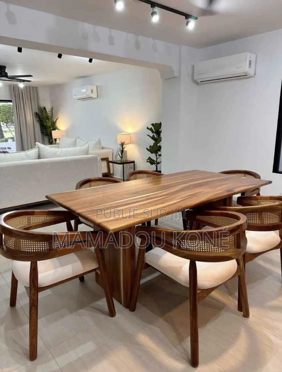 Table À Manger Plus 06 Chaises en Très Bon État