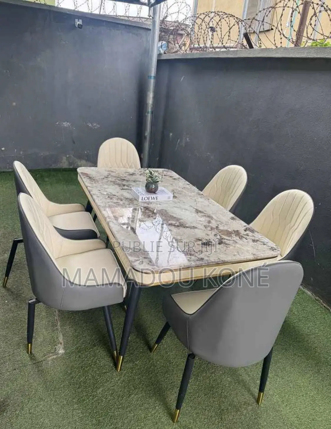 Table À Manger Plus 06 Chaises en Très Bon État