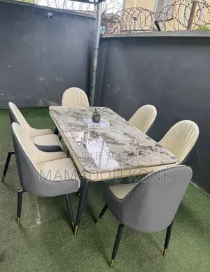 Table À Manger Plus 06 Chaises en Très Bon État