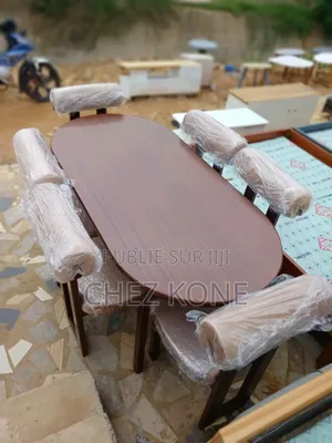 Table À Manger Disponible