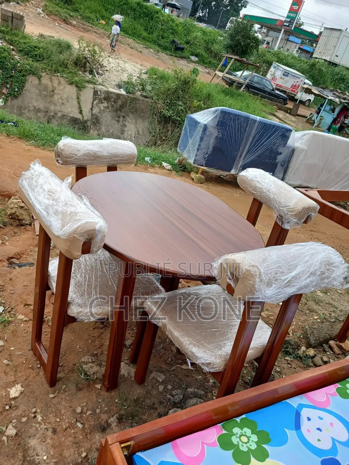 Table À Manger Disponible