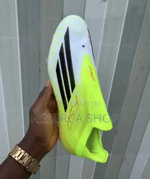 Chaussures Paires De Crampons Adidas