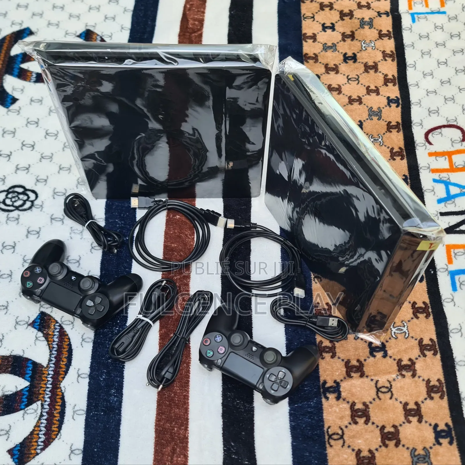 PS4 Slim Très Propre 15 Jeux Installé Dans La Console Et Deux Manettes