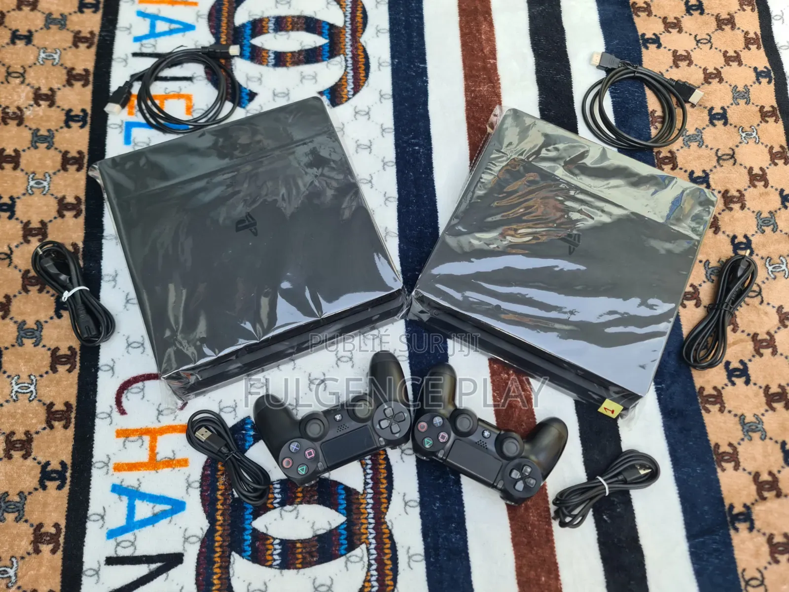 PS4 Slim Très Propre 15 Jeux Installé Dans La Console Et Deux Manettes