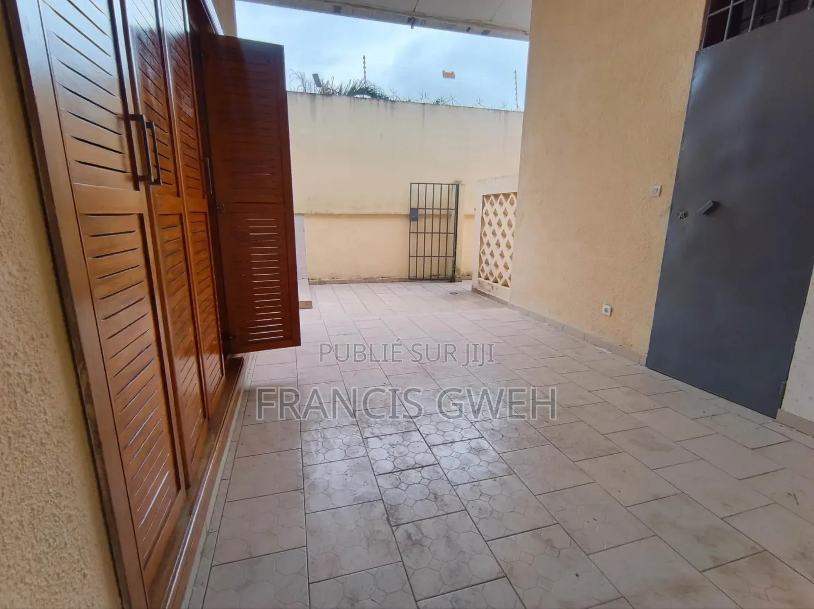 4chbre Duplex dans Francis Gweh, Cocody à Louer