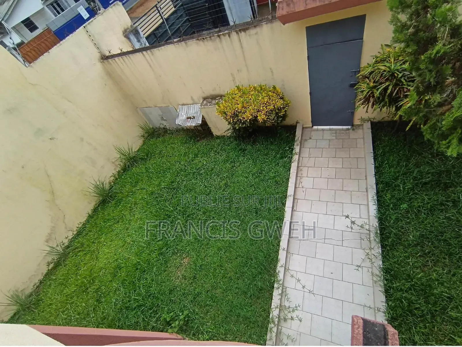 4chbre Duplex dans Francis Gweh, Cocody à Louer