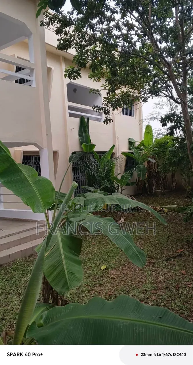 6chbre Duplex dans Francis Gweh, Cocody à Louer