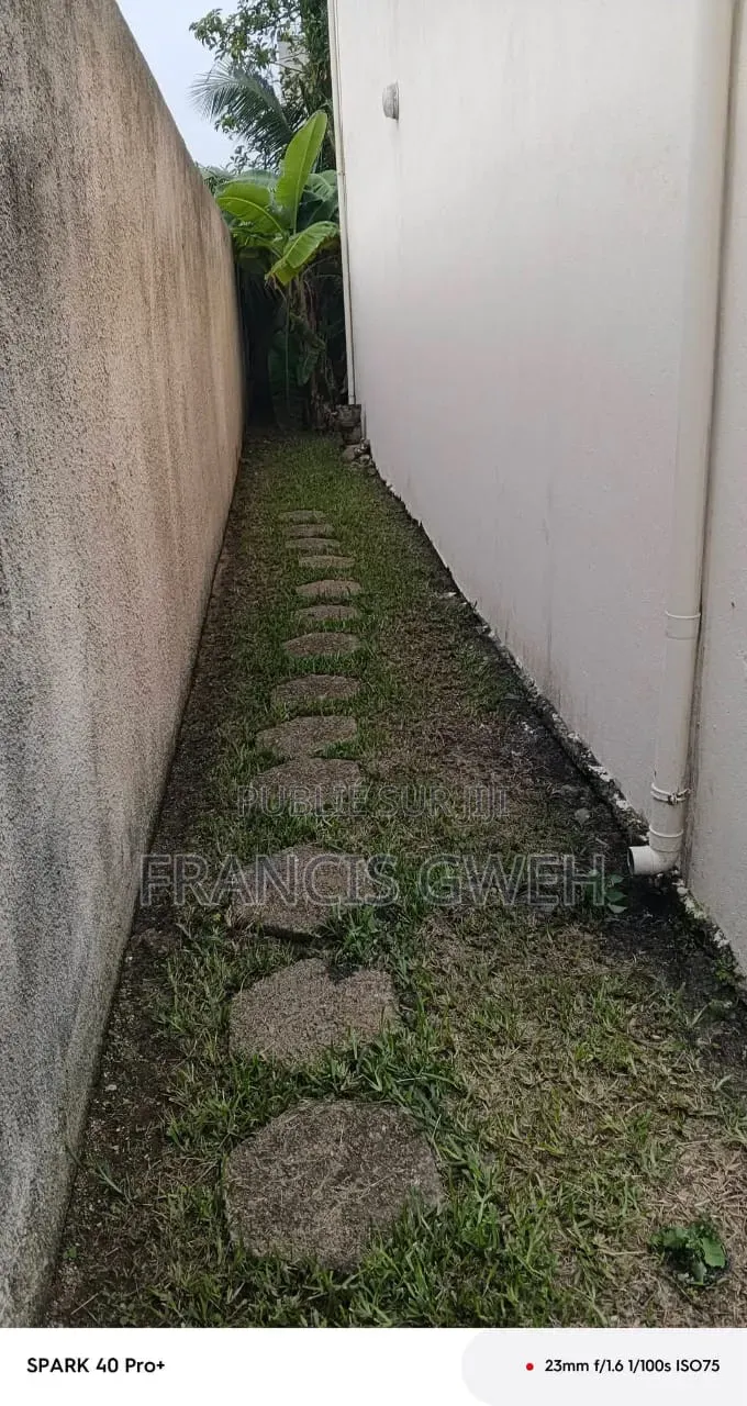 6chbre Duplex dans Francis Gweh, Cocody à Louer