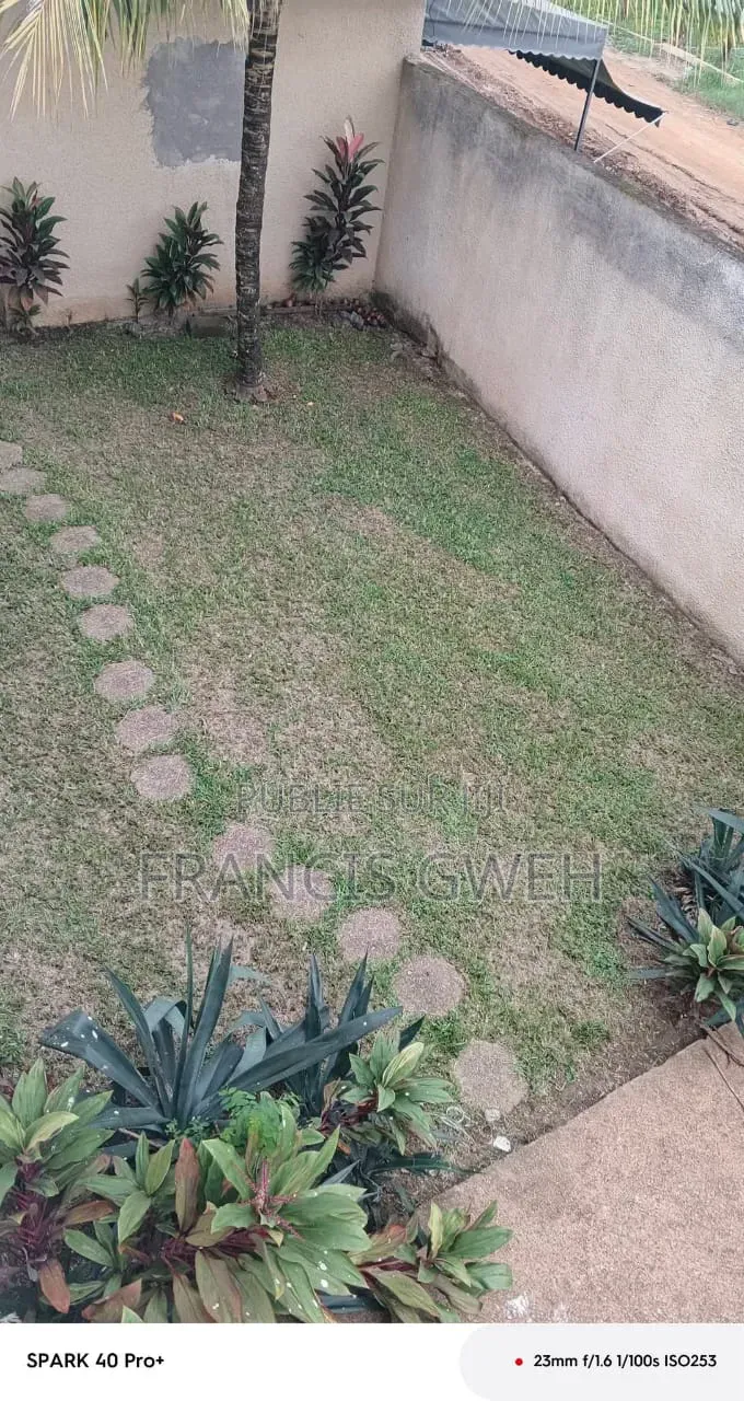 6chbre Duplex dans Francis Gweh, Cocody à Louer