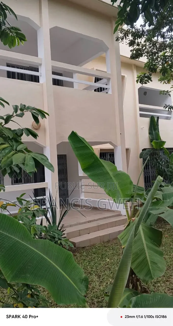 6chbre Duplex dans Francis Gweh, Cocody à Louer