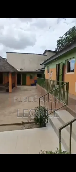 Meublé 9chbre Maison dans Une École Primaire, Cocody à Vendre