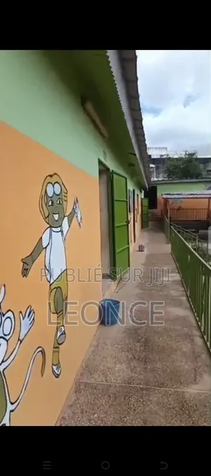 Meublé 9chbre Maison dans Une École Primaire, Cocody à Vendre