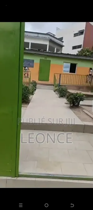 Meublé 9chbre Maison dans Une École Primaire, Cocody à Vendre