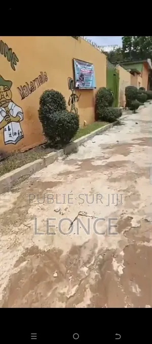 Meublé 9chbre Maison dans Une École Primaire, Cocody à Vendre