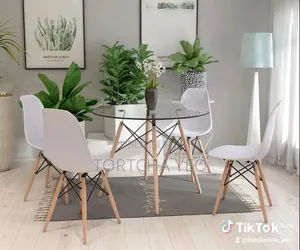 Table Ronde Verre + Chaises Scandinaves Eiffel