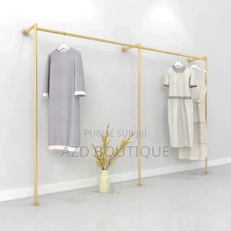 Porte-Vêtements Doré Présentoir Luxe Pour Vêtements Et Accessoires