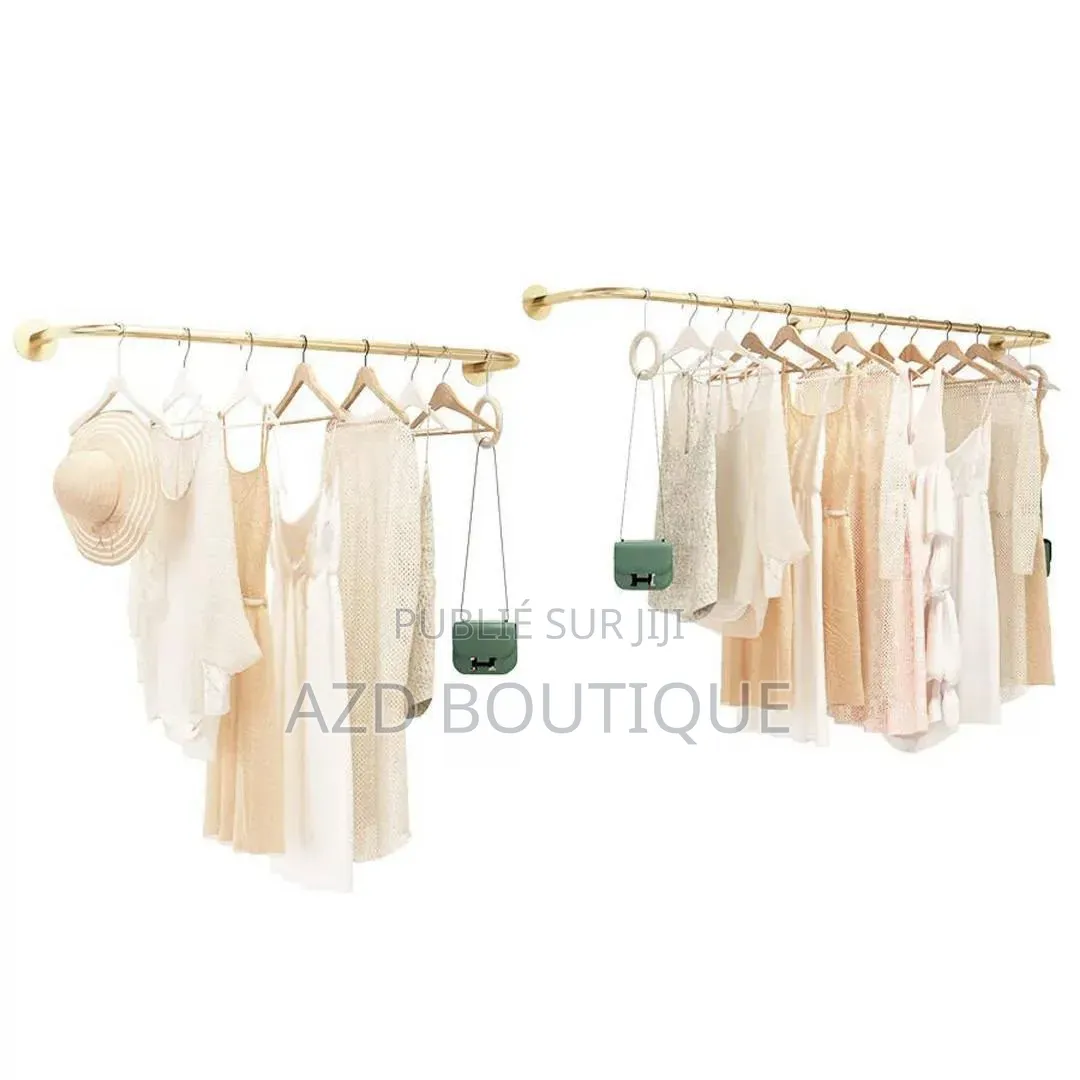Porte-Vêtements Doré Présentoir Luxe Pour Vêtements Et Accessoires