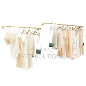 Porte-Vêtements Doré Présentoir Luxe Pour Vêtements Et Accessoires