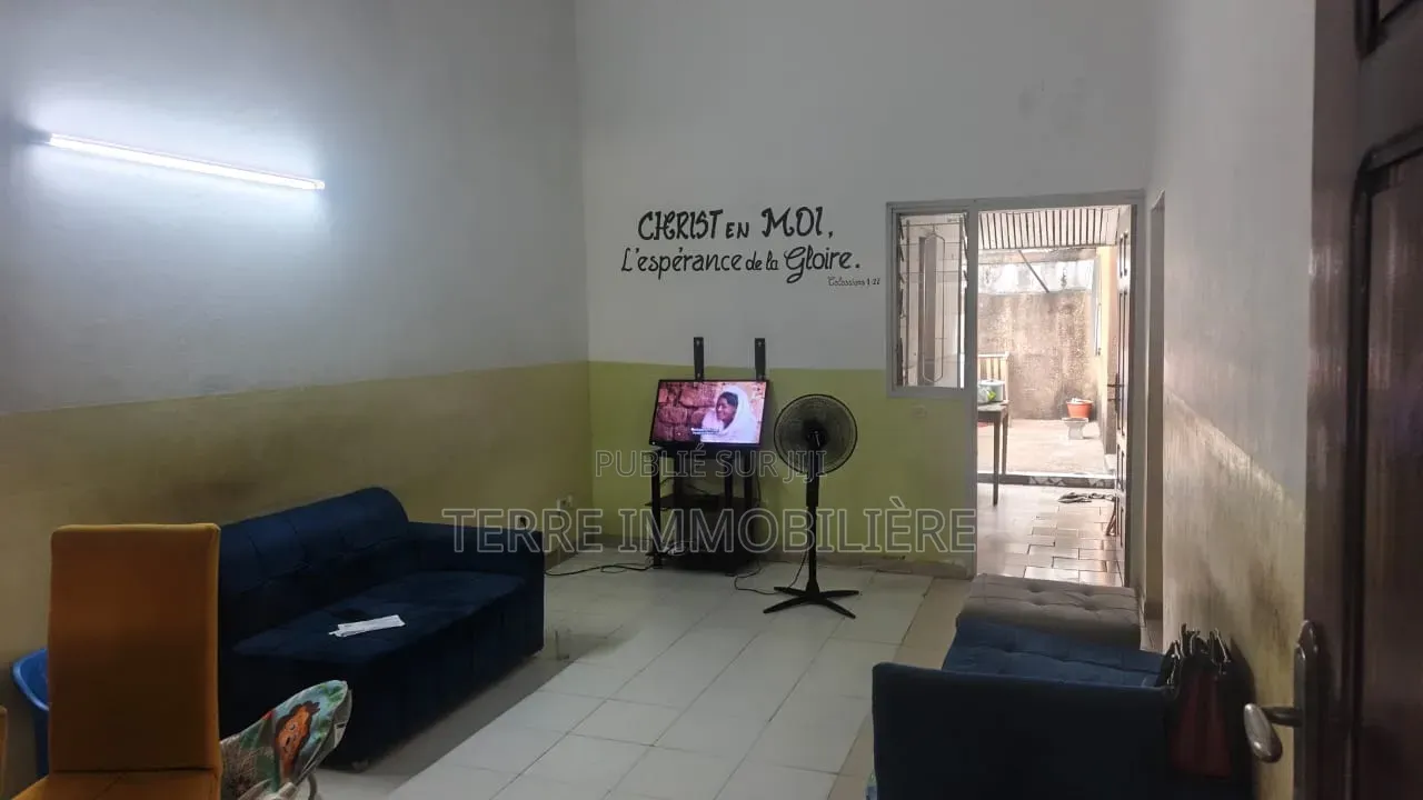 3chbre Villa dans La Terre Immobilière, Cocody à Vendre