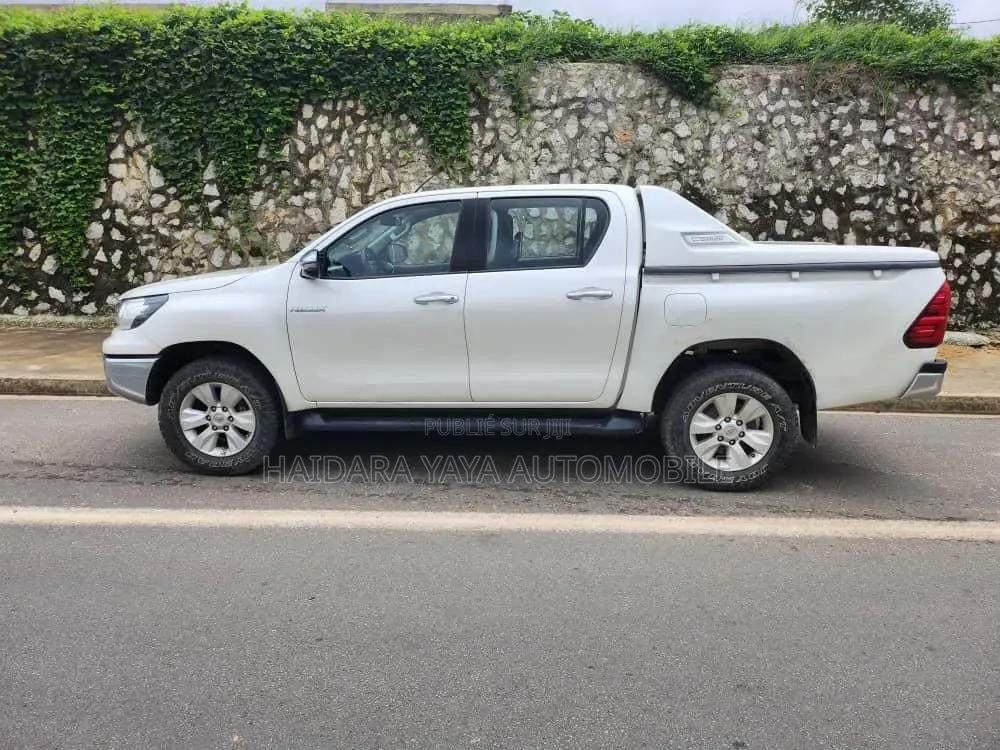 Toyota Hilux 2022 Gris