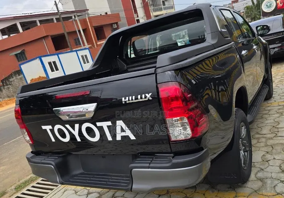 Nouveau Toyota Hilux 2026 Noir
