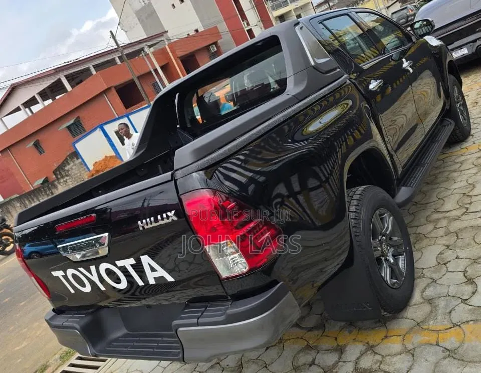 Nouveau Toyota Hilux 2026 Noir