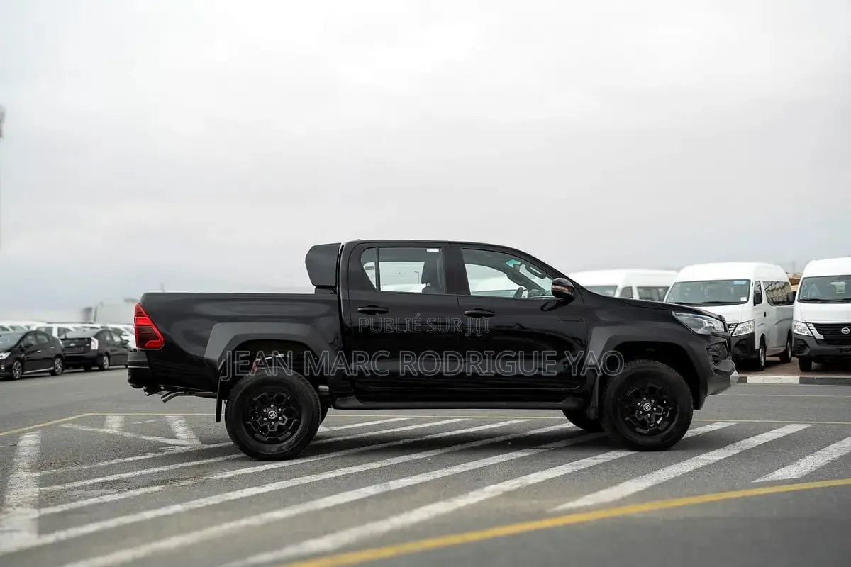 Nouveau Toyota Hilux 2026 Noir
