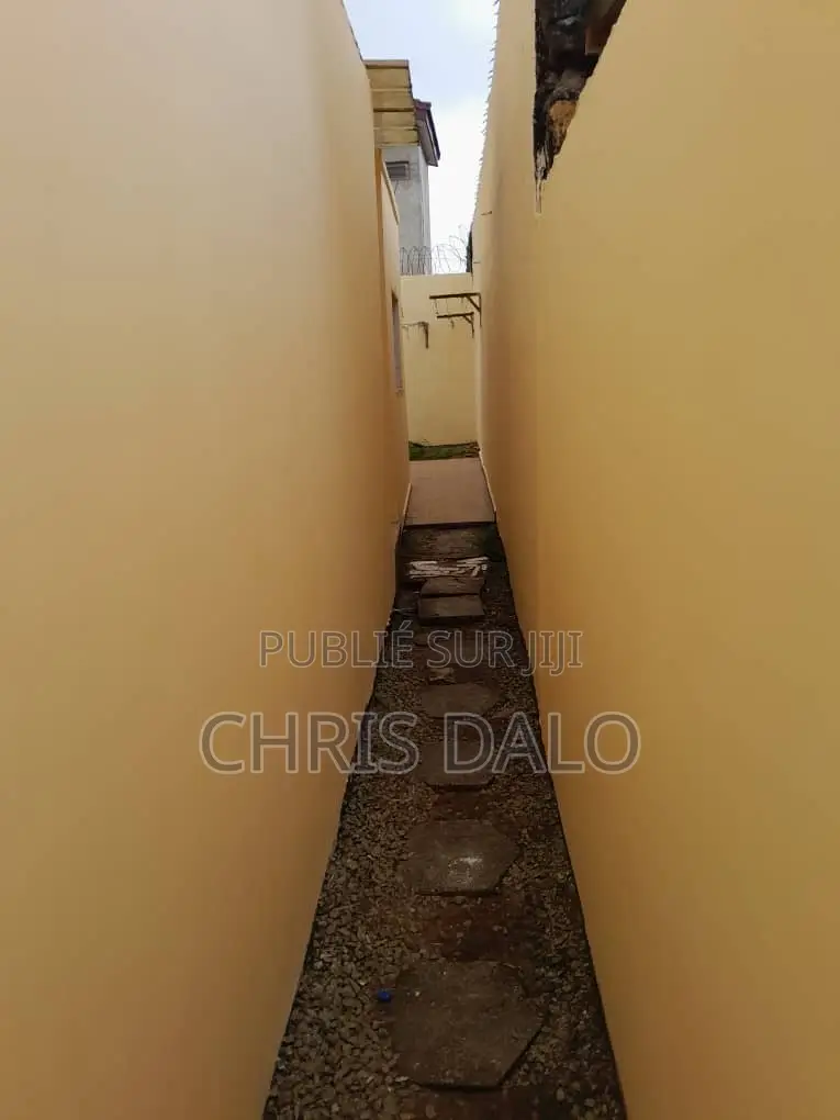 6chbre Villa dans Djolo Pierre, Cocody à Louer