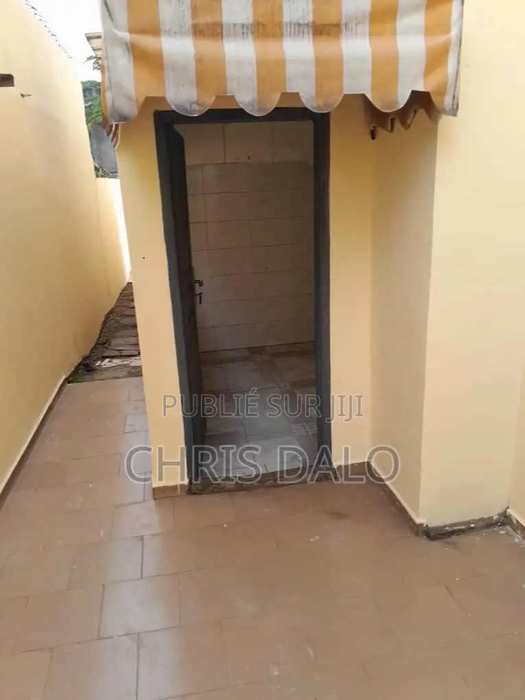 6chbre Villa dans Djolo Pierre, Cocody à Louer