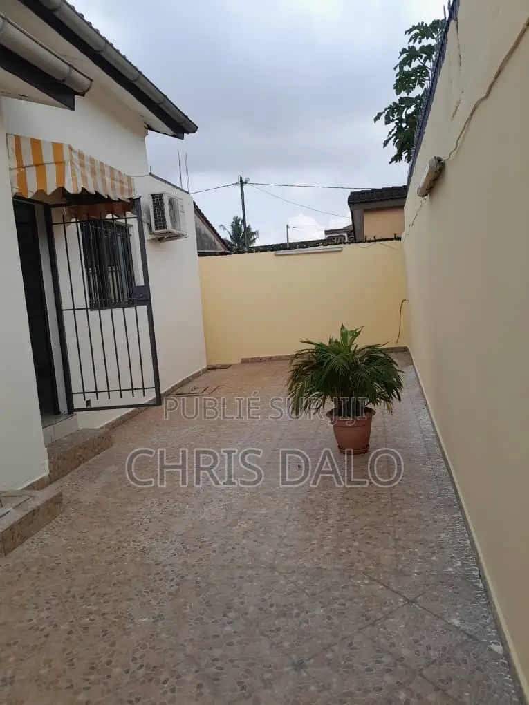 6chbre Villa dans Djolo Pierre, Cocody à Louer