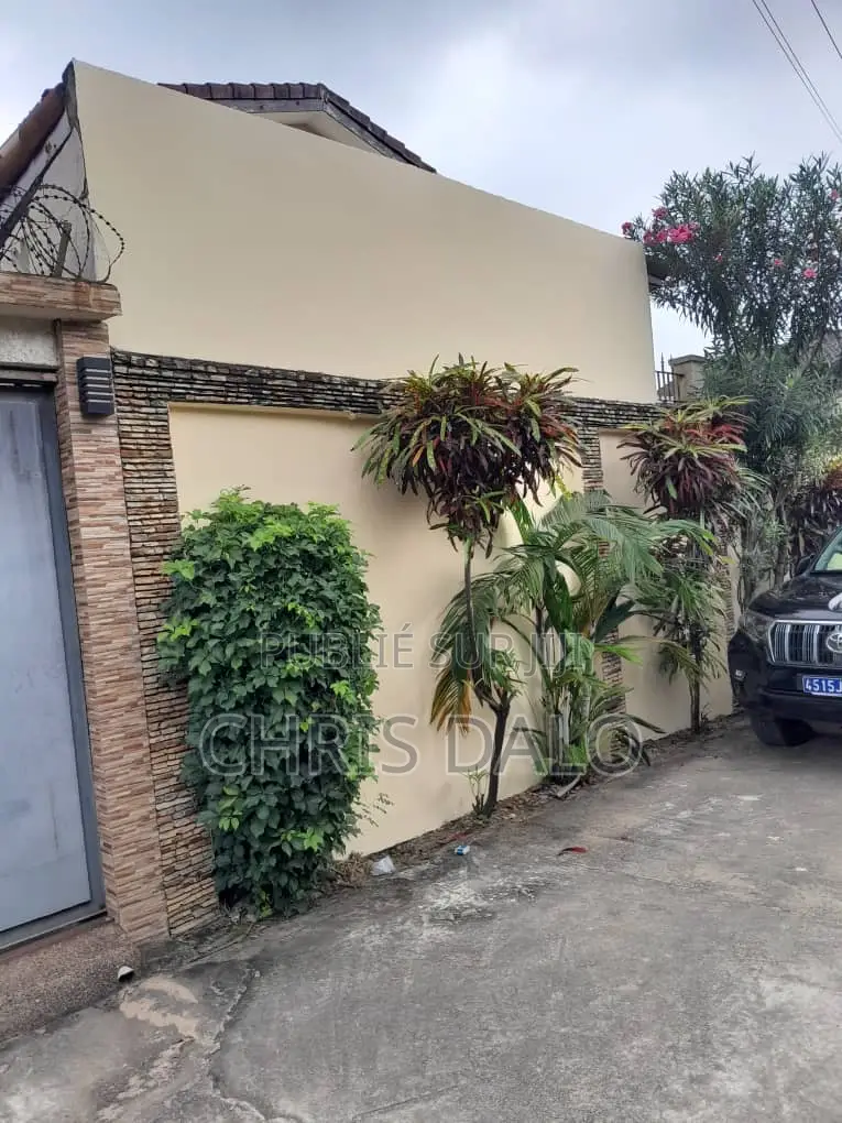 6chbre Villa dans Djolo Pierre, Cocody à Louer