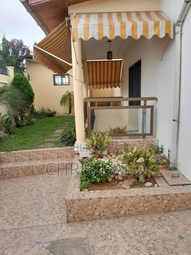 6chbre Villa dans Djolo Pierre, Cocody à Louer